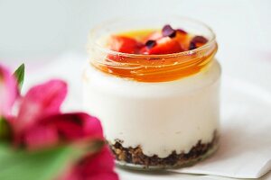 weiße Schokoladencreme mit Karamell und Erdbeeren im Schraubglas