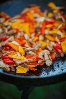 Gebratenes Schweinefleisch mit Paprika und Zwiebeln für Fajitas