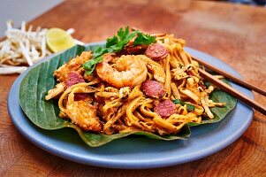 Char Kway Teow (Gebratene Reisnudeln mit Garnelen und Wurst, Singapur)