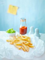 Pommes frites mit Ketchup und Erbsenpüree