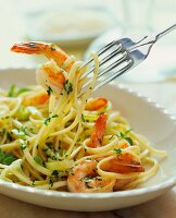 Linguine with prawns and herbs on a fork
