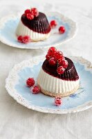 Cassis-rosemary cakes