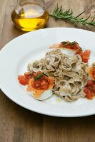 Pilztagliatelle mit Ziegenkäse und Rosmarin