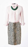 A light pink blouse, a necklace and a leopard-print skirt