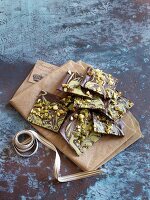 Marmorierte Schokoladenblätter mit Pistazien