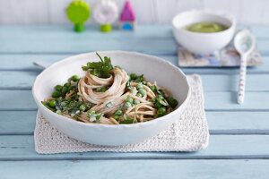 Spaghetti carbonara with peas and a spaghetti and pea puree