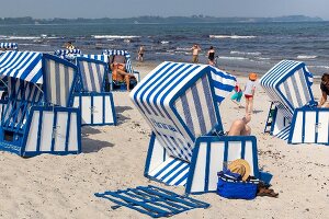 Blau-weiße Strandkörbe am Strand der Schaabe, Breege-Juliusruh