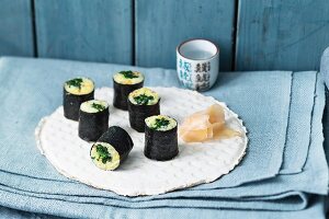 Spinach maki with pickled ginger