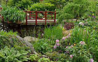 Gartenteich mit kleiner Brücke