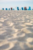 Bunte Strandkörbe am Sandstrand in Ahrenshoop, Halbinsel Fischland-Darß-Zingst