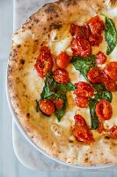 Pizza Margherita mit Piennolo Tomaten (Draufsicht)