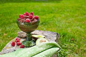 Schokoladen-Avocado-Mousse mit frischen Himbeeren