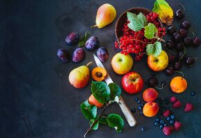 Obststillleben mit Beeren und Blättern