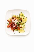 Zucchini-Carpaccio mit Prosciutto, Pecannüssen, Parmesan und Hanföl