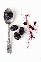 Brombeeren mit Löffel