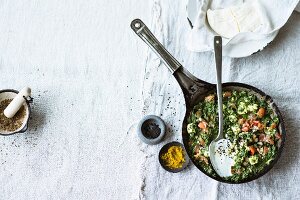 Spinach with paneer and tomatoes (India)