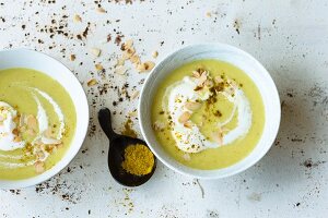 Kartoffel-Zwiebel-Suppe mit Curry und Mandelblättchen