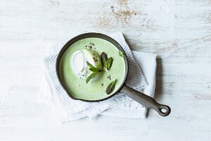 Lime and pea soup with mint