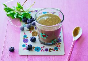 A banana and blueberry smoothie with xylitol, ground elder and kohlrabi leaves