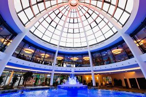 Die mächtige Glaskuppel im Wellnesstempel Carpesol, Therme in Bad Rothenfelde