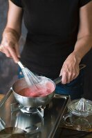 Himbeer-Vanille-Creme mit Ei unter Rühren aufkochen und eindicken