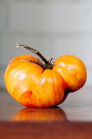 Eine gelbe Heirloom Tomate