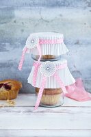 Selbst gebackene Himbeermuffins als Geschenk im Glas