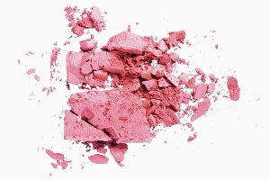 Pinkfarbenes Rouge zerbröckelt in Stücken und Pulver