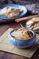 Sliced Jerusalem artichokes with a honey sauce (Asia)