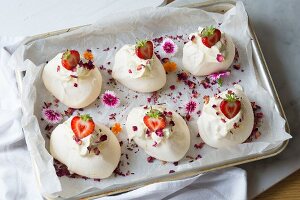 Pavlova mit Erdbeeren