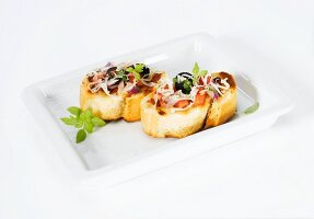 Crostini with tomatoes, olives and onions