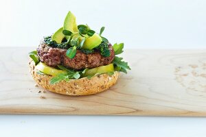 Avocado-Burger mit Minzchutney