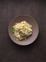 Hausgemachte Fettuccine mit Sahne, Chili und frisch gehobeltem Sommertrüffel