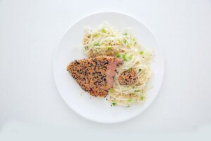 Gebratenes Thunfischfilet mit Sesam, Schwarzkümmel und Glasnudeln