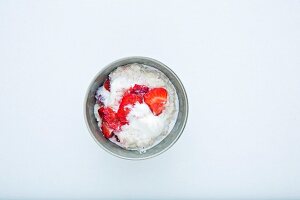 Milchreis mit Tonkabohnen und Erdbeeren