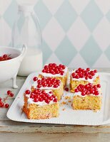 Redcurrant cake with pistachios