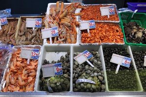 Verschiedene Garnelen, Langustinen, Venusmuscheln, Strandschnecken auf dem Fischmarkt in Bilbao, Baskenland, Spanien