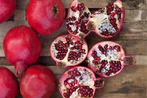 Pomegranates, whole and sliced (seen from above)