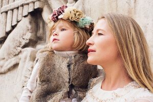 Portrait von Mutter mit kleiner Tochter