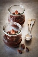 Chocolate and avocado mousse (vegan, sugar-free and lactose free)