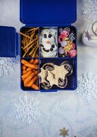 Verschiedene winterliche Snacks in Plastikbox mit Fächern zum Mitnehmen