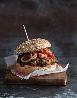 Veganer Bohnen-Süßkartoffel-Burger mit Tomaten-Limetten-Salsa