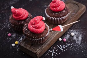 Weihnachtliche Preiselbeer-Lebkuchen-Cupcakes mit Zipfelmütze