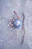 Pfeifenputzerdraht, hellblaue Weihnachtskugel & Glitzerkonfetti