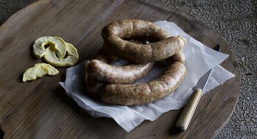 Hausgemachte Calvados-Bratwurst mit getrockneten Äpfeln