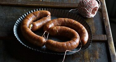 Hausgemachte Ungarische Bratwurst mit Paprika und Kümmel