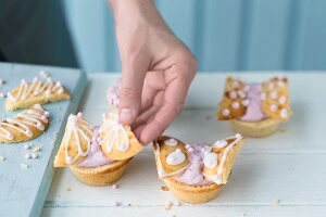 Schmetterlings-Cupcakes verzieren