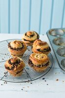 Chocolate swirl cakes with brittle