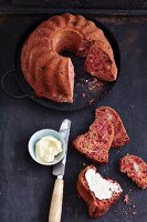 Glutenfreies Buttermilchbrot mit Roter Bete und Ziegenkäse