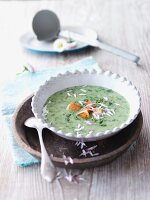 Woodruff soup with fresh daisies